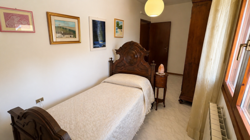 In posizione centralissima ad Arzergrande, lungo Via Roma, proponiamo in vendita ampio appartamen...