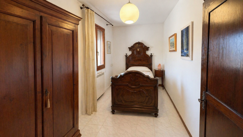 In posizione centralissima ad Arzergrande, lungo Via Roma, proponiamo in vendita ampio appartamen...