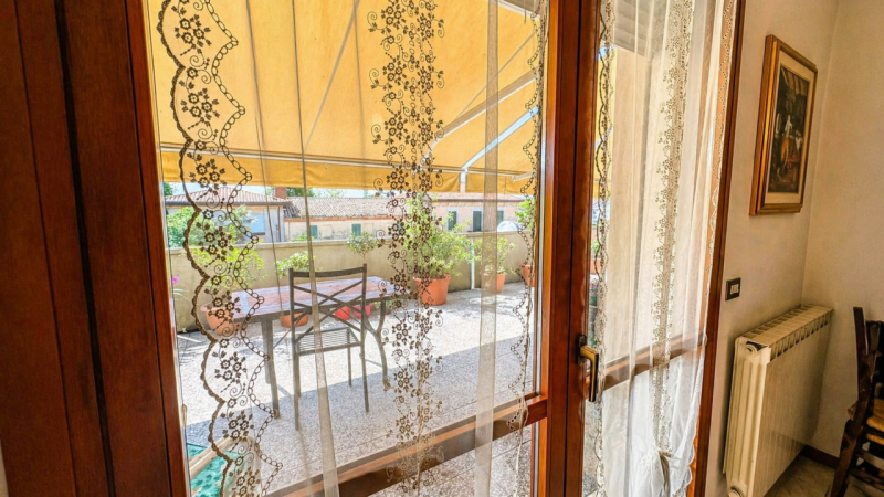 In posizione centralissima ad Arzergrande, lungo Via Roma, proponiamo in vendita ampio appartamen...