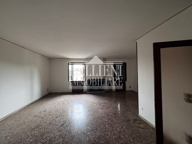 CENTRO STORICO - Proponiamo in vendita all’interno di un elegante palazzo storico composto da sol...