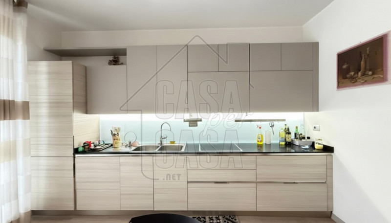 Scopri questo splendido appartamento al primo piano dotato di ascensore, situato nel cuore di Aba...