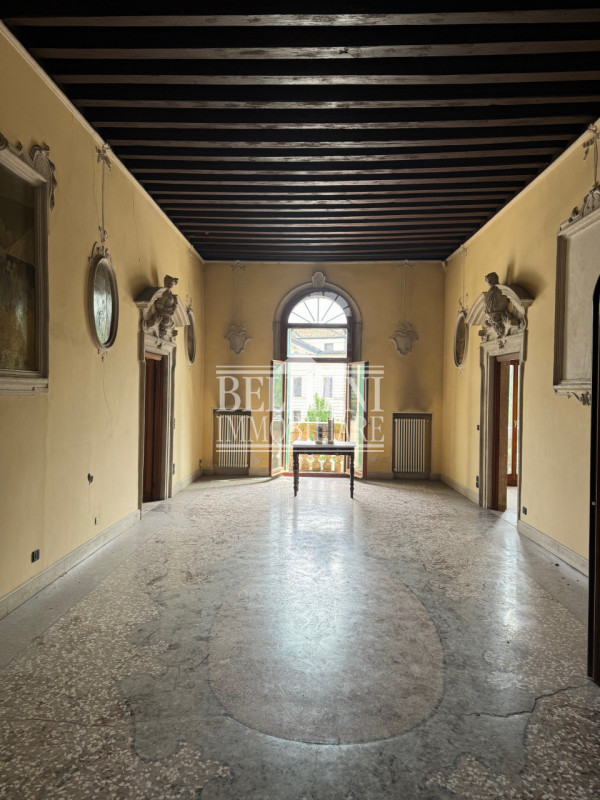 CENTRO STORICO - Proponiamo in vendita all’interno di un elegante palazzo storico composto da sol...