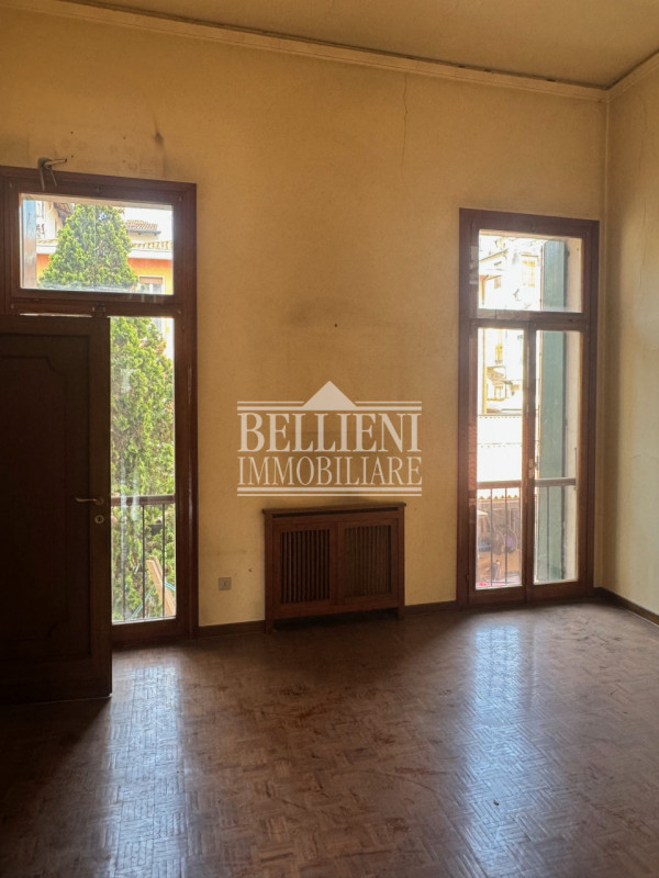 CENTRO STORICO - Proponiamo in vendita all’interno di un elegante palazzo storico composto da sol...