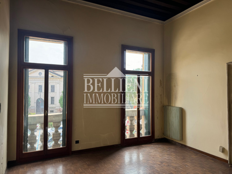 CENTRO STORICO - Proponiamo in vendita all’interno di un elegante palazzo storico composto da sol...