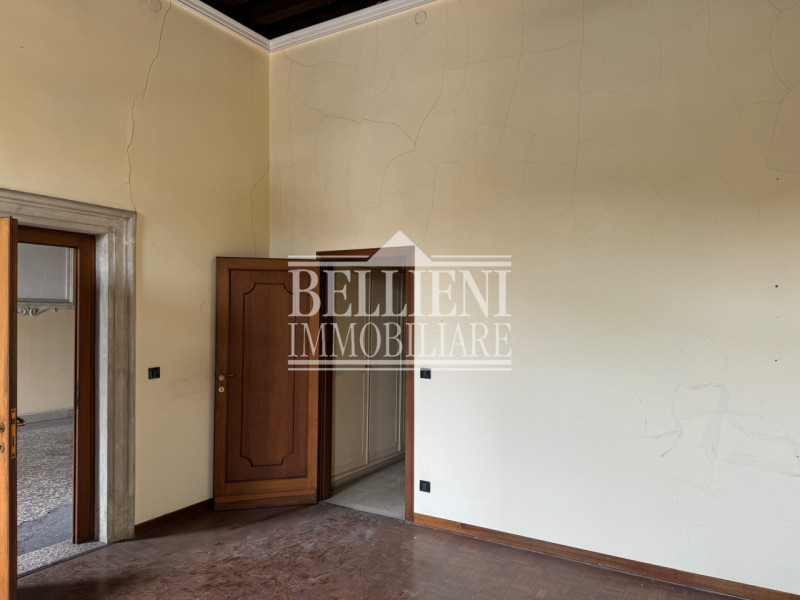 CENTRO STORICO - Proponiamo in vendita all’interno di un elegante palazzo storico composto da sol...