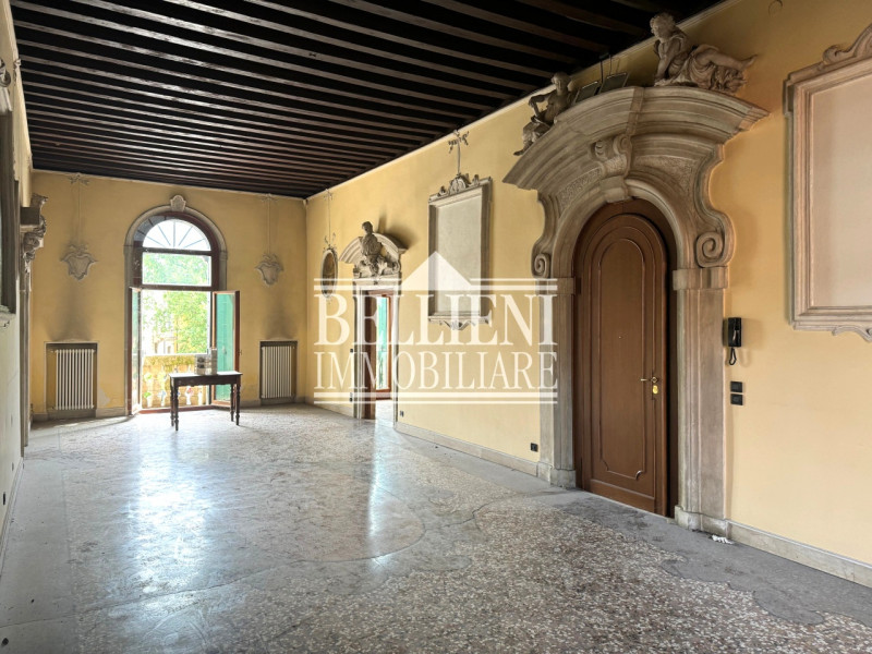 CENTRO STORICO - Proponiamo in vendita all’interno di un elegante palazzo storico composto da sol...