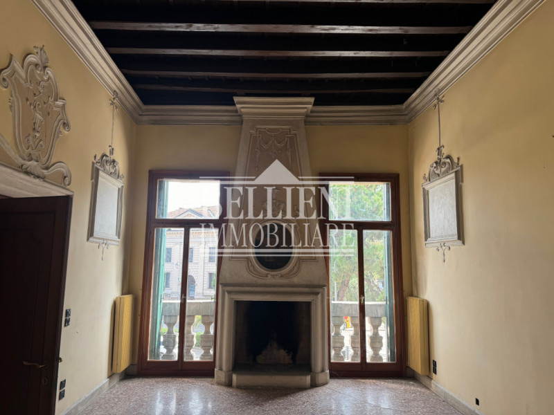 CENTRO STORICO - Proponiamo in vendita all’interno di un elegante palazzo storico composto da sol...