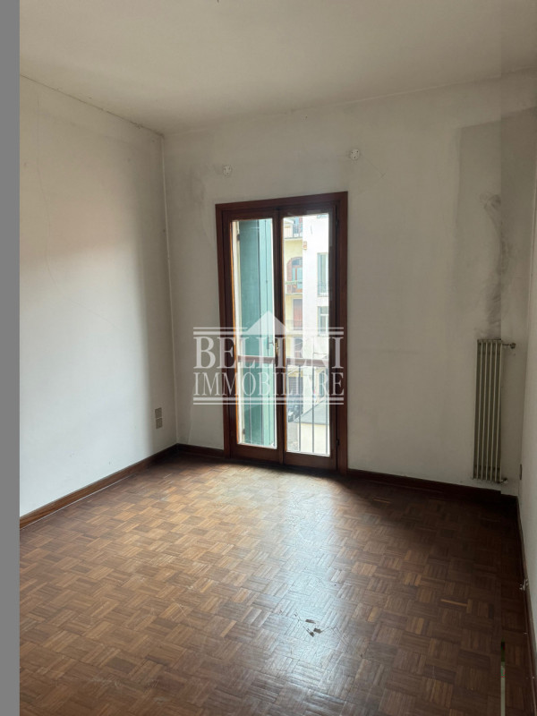 CENTRO STORICO - Proponiamo in vendita all’interno di un elegante palazzo storico composto da sol...