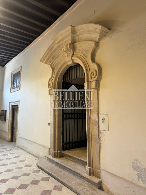 CENTRO STORICO - Proponiamo in vendita all’interno di un elegante palazzo storico composto da sol...