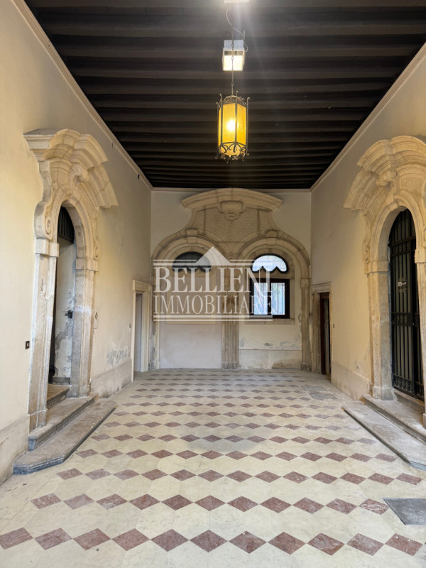 CENTRO STORICO - Proponiamo in vendita all’interno di un elegante palazzo storico composto da sol...