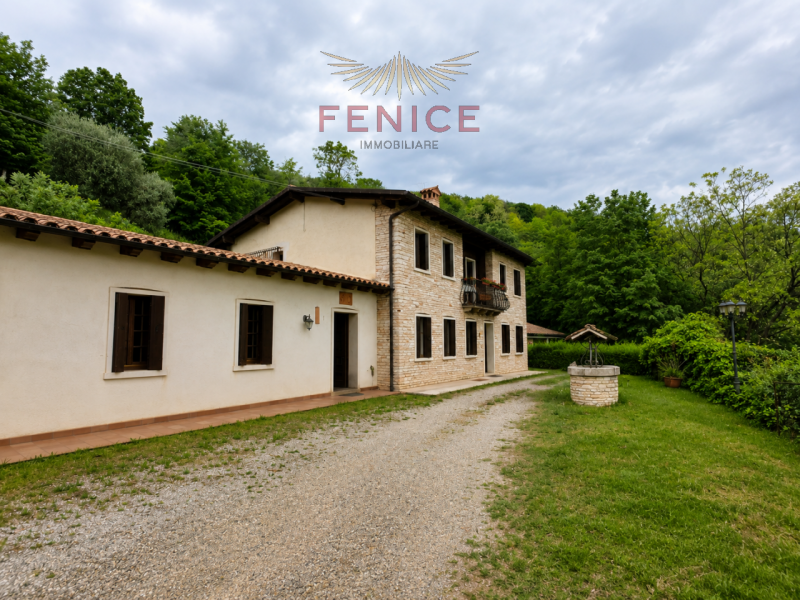 Scopri questa splendida villa con dependance situata nel cuore di Possagno a pochi metri dal Temp...
