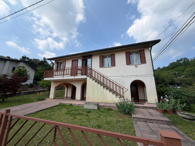 A Montegrotto Terme, nel cuore di Turri, proponiamo una villa indipendente dagli spazi generosi, ...