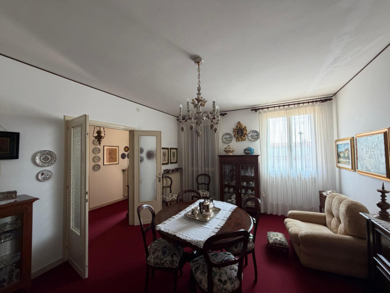 A Montegrotto Terme, nel cuore di Turri, proponiamo una villa indipendente dagli spazi generosi, ...