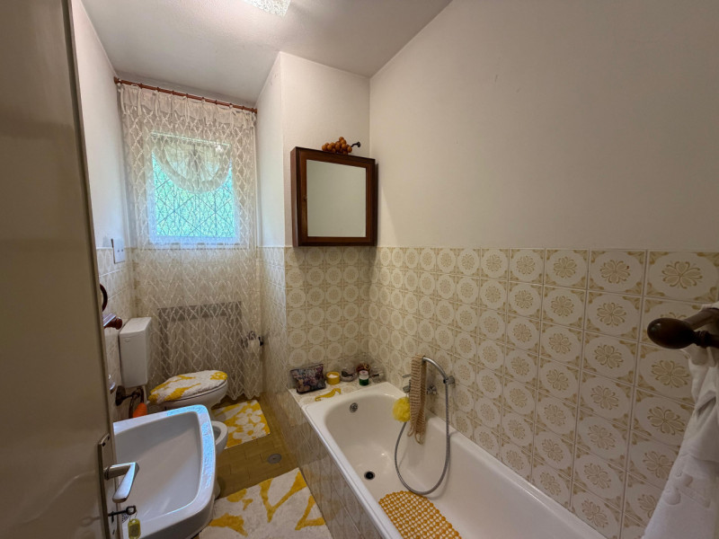A Montegrotto Terme, nel cuore di Turri, proponiamo una villa indipendente dagli spazi generosi, ...