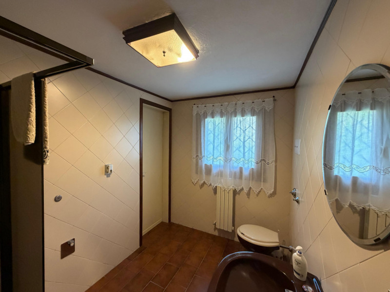 A Montegrotto Terme, nel cuore di Turri, proponiamo una villa indipendente dagli spazi generosi, ...