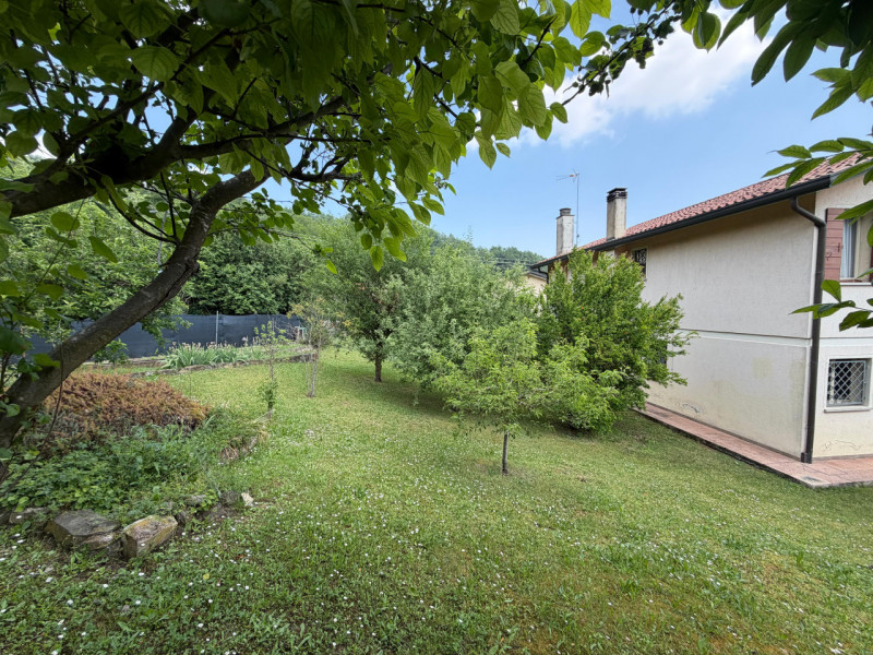 A Montegrotto Terme, nel cuore di Turri, proponiamo una villa indipendente dagli spazi generosi, ...