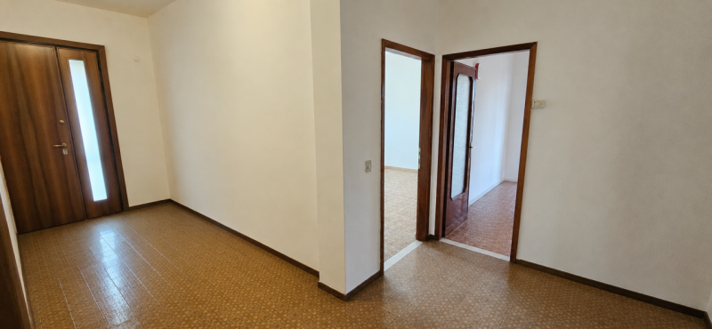 NOVENTA PADOVANA Centro. Proponiamo un luminoso appartamento quadrilocale situato nel cuore di No...