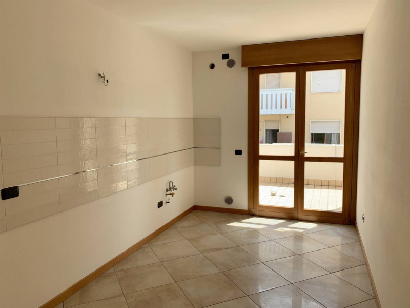 Scopri il tuo nuovo rifugio nel cuore di Padova! Proponiamo in vendita un prestigioso appartament...