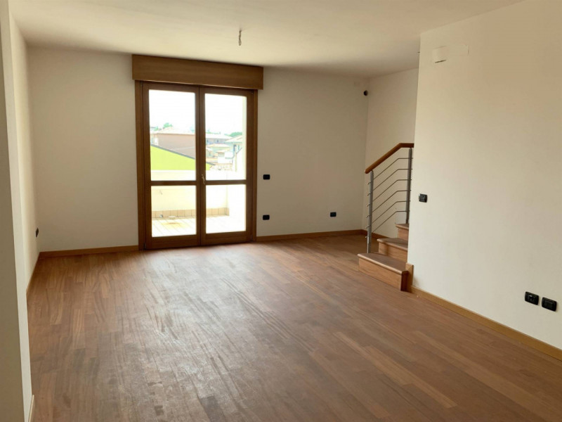 Scopri il tuo nuovo rifugio nel cuore di Padova! Proponiamo in vendita un prestigioso appartament...
