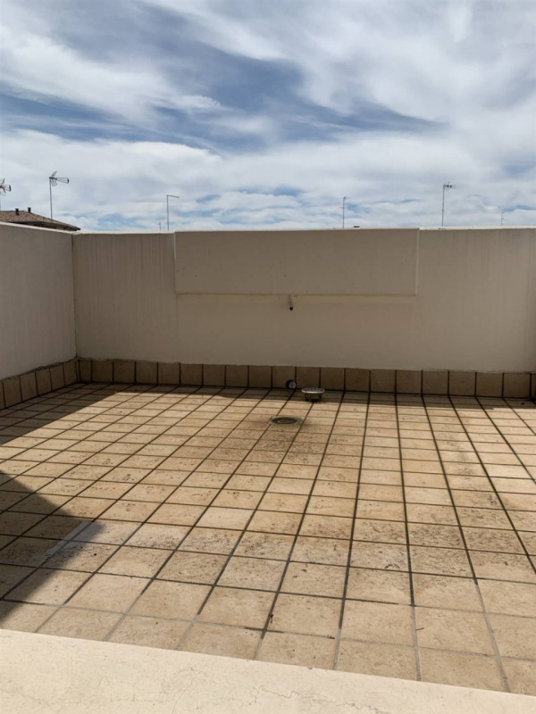 Scopri il tuo nuovo rifugio nel cuore di Padova! Proponiamo in vendita un prestigioso appartament...