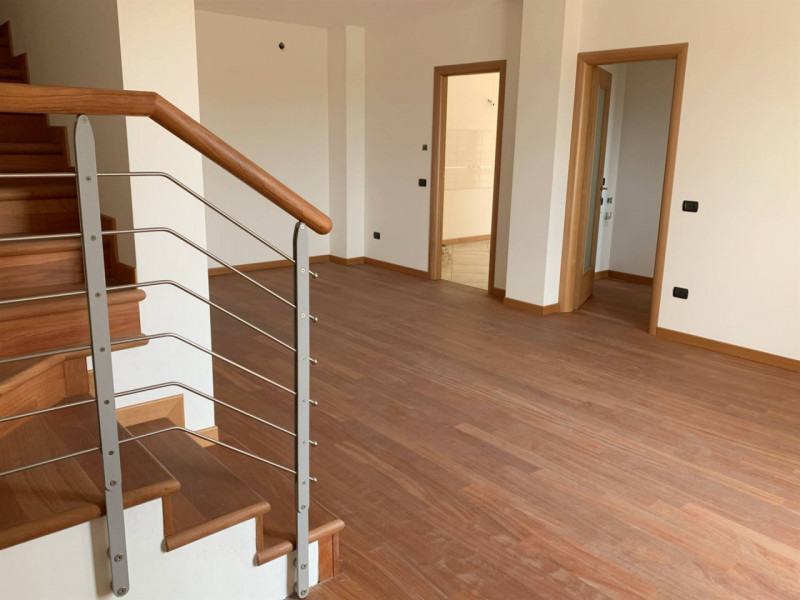 Scopri il tuo nuovo rifugio nel cuore di Padova! Proponiamo in vendita un prestigioso appartament...