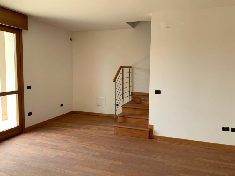 Scopri il tuo nuovo rifugio nel cuore di Padova! Proponiamo in vendita un prestigioso appartament...
