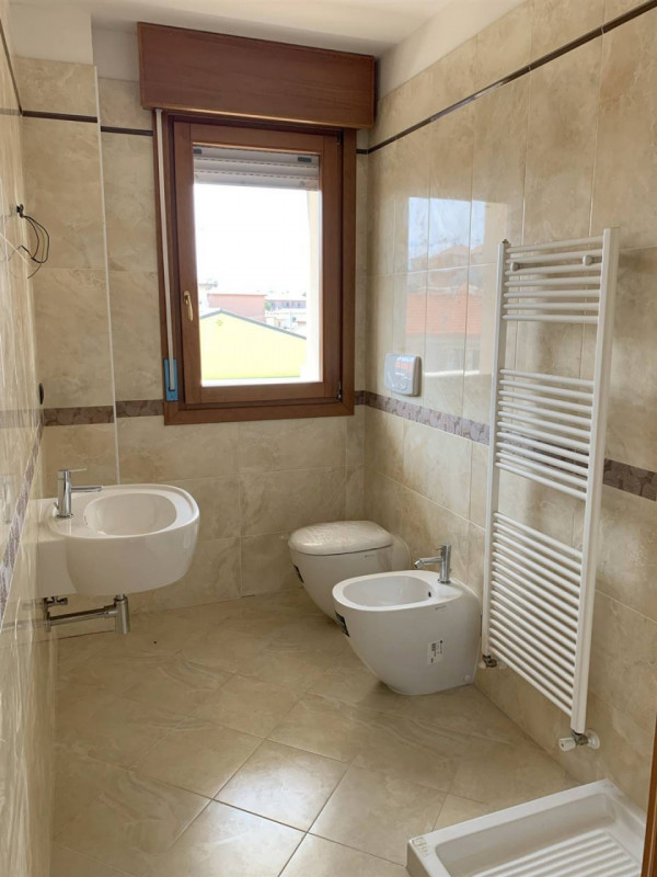 Scopri il tuo nuovo rifugio nel cuore di Padova! Proponiamo in vendita un prestigioso appartament...