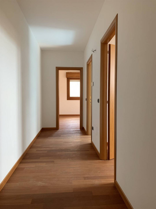 Scopri il tuo nuovo rifugio nel cuore di Padova! Proponiamo in vendita un prestigioso appartament...