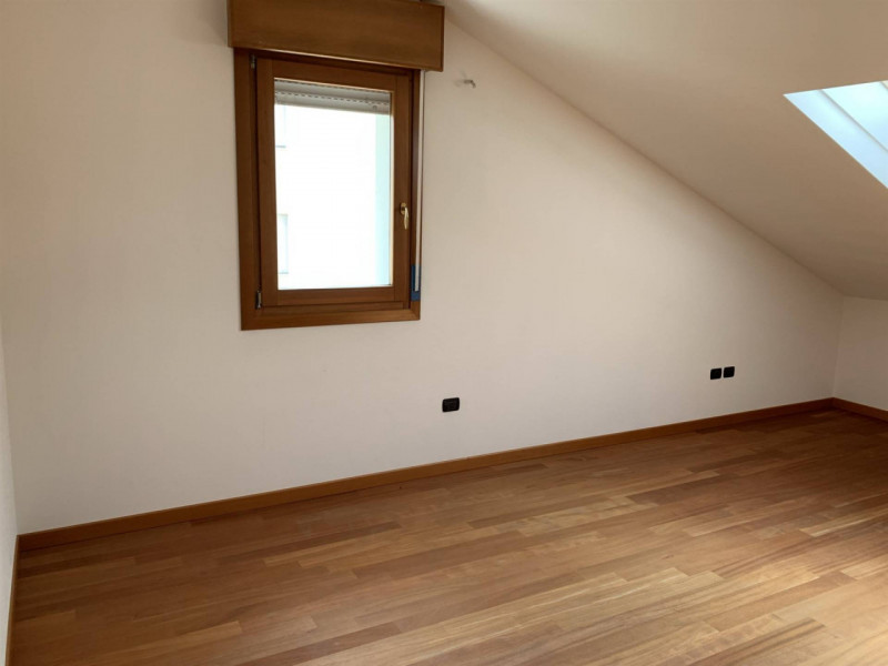 Scopri il tuo nuovo rifugio nel cuore di Padova! Proponiamo in vendita un prestigioso appartament...