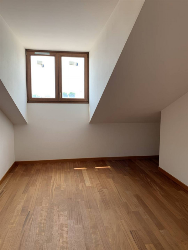 Scopri il tuo nuovo rifugio nel cuore di Padova! Proponiamo in vendita un prestigioso appartament...