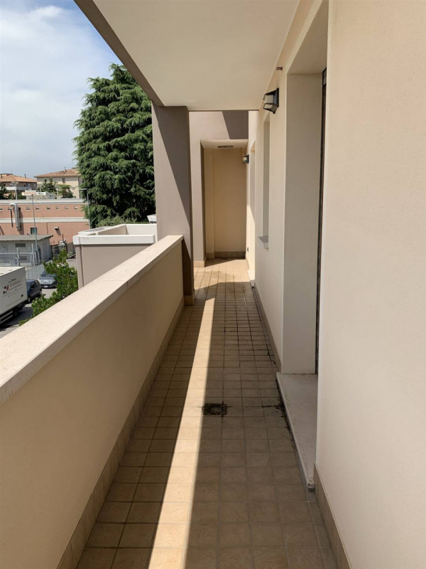 Scopri il tuo nuovo rifugio nel cuore di Padova! Proponiamo in vendita un prestigioso appartament...