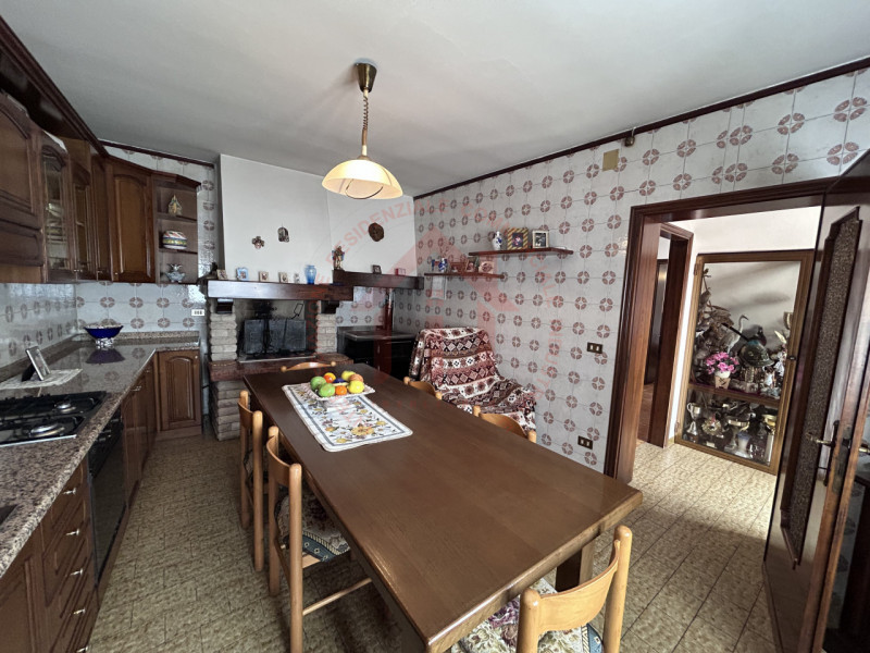 RIF: FR031 GRANTORTO - PADOVA Proponiamo in vendita casa a schiera su due livelli con plateatico ...