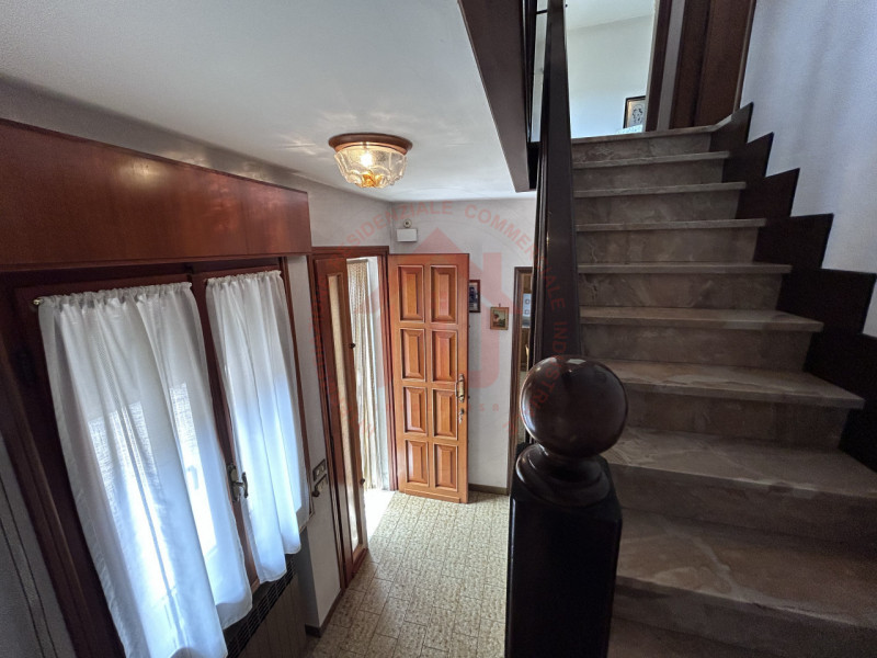 RIF: FR031 GRANTORTO - PADOVA Proponiamo in vendita casa a schiera su due livelli con plateatico ...