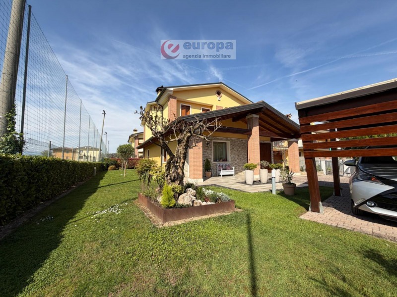 Nella tranquilla zona residenziale di Ospedaletto (VI), adiacente ai campi sportivi e capolinea a...