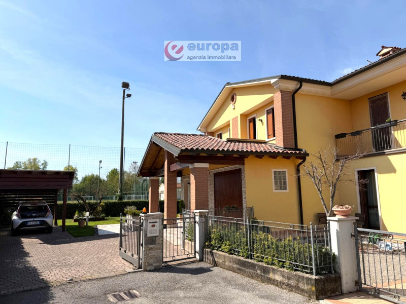 Nella tranquilla zona residenziale di Ospedaletto (VI), adiacente ai campi sportivi e capolinea a...
