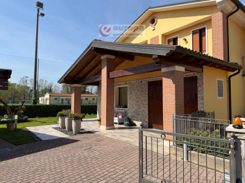 Nella tranquilla zona residenziale di Ospedaletto (VI), adiacente ai campi sportivi e capolinea a...