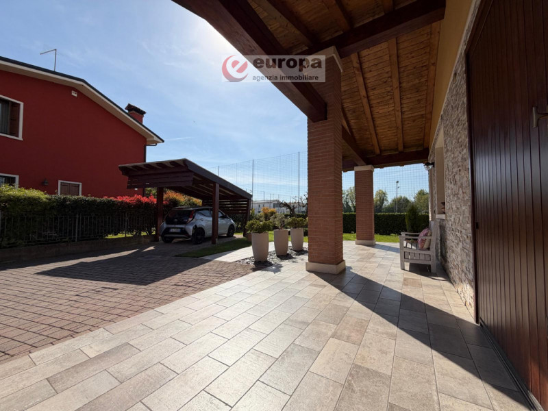 Nella tranquilla zona residenziale di Ospedaletto (VI), adiacente ai campi sportivi e capolinea a...