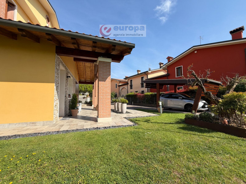 Nella tranquilla zona residenziale di Ospedaletto (VI), adiacente ai campi sportivi e capolinea a...