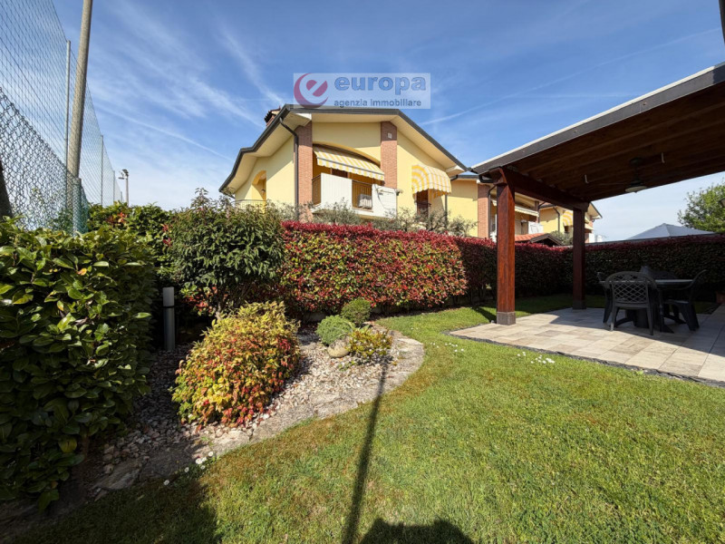 Nella tranquilla zona residenziale di Ospedaletto (VI), adiacente ai campi sportivi e capolinea a...