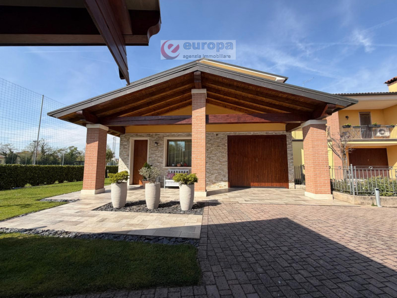 Nella tranquilla zona residenziale di Ospedaletto (VI), adiacente ai campi sportivi e capolinea a...