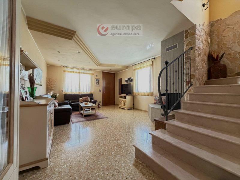 Nella tranquilla zona residenziale di Ospedaletto (VI), adiacente ai campi sportivi e capolinea a...