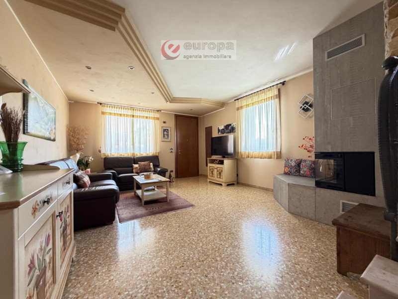 Nella tranquilla zona residenziale di Ospedaletto (VI), adiacente ai campi sportivi e capolinea a...