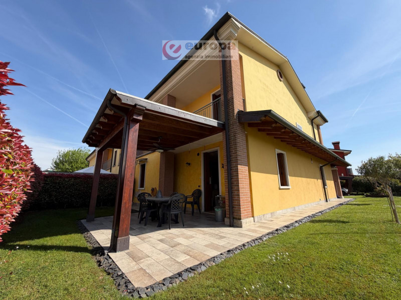 Nella tranquilla zona residenziale di Ospedaletto (VI), adiacente ai campi sportivi e capolinea a...
