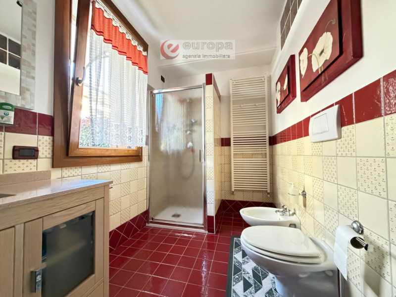 Nella tranquilla zona residenziale di Ospedaletto (VI), adiacente ai campi sportivi e capolinea a...