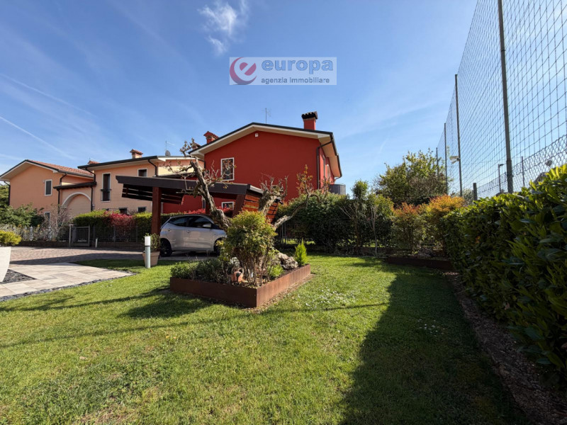 Nella tranquilla zona residenziale di Ospedaletto (VI), adiacente ai campi sportivi e capolinea a...