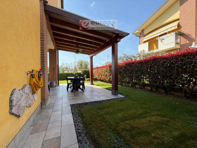Nella tranquilla zona residenziale di Ospedaletto (VI), adiacente ai campi sportivi e capolinea a...