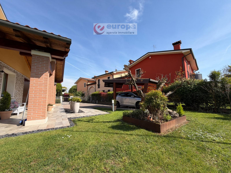 Nella tranquilla zona residenziale di Ospedaletto (VI), adiacente ai campi sportivi e capolinea a...