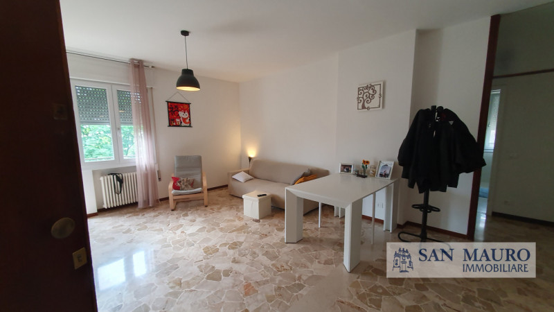 VICENZA: Interno Corso Padova: Ampio appartamento parzialmente arredato con due camere, un bagno,...
