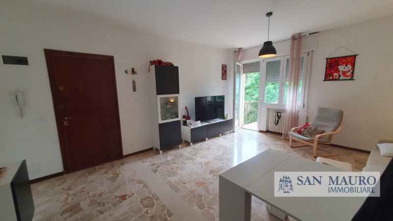 VICENZA: Interno Corso Padova: Ampio appartamento parzialmente arredato con due camere, un bagno,...