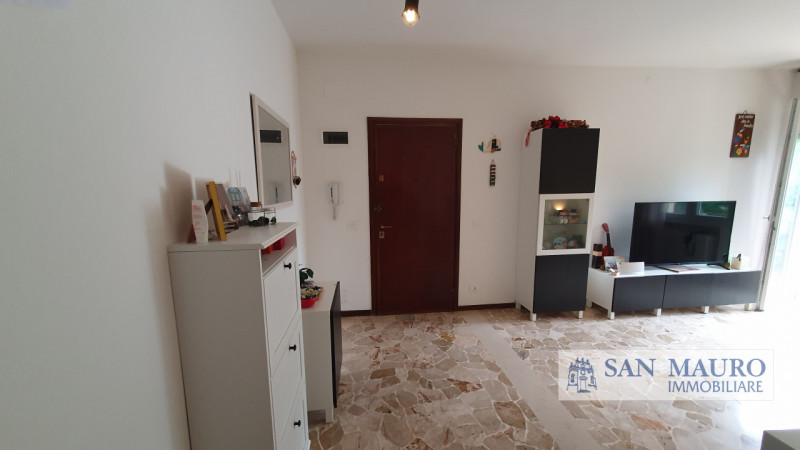 VICENZA: Interno Corso Padova: Ampio appartamento parzialmente arredato con due camere, un bagno,...